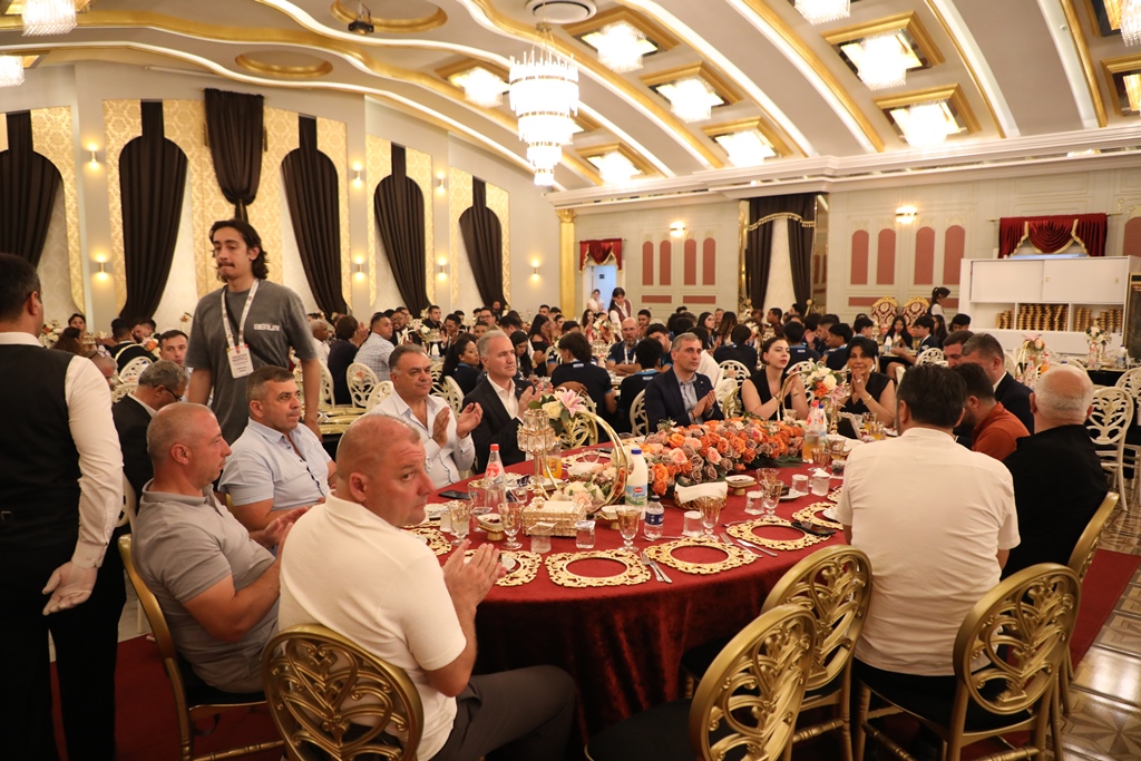 Bursa’nın o ilçesinde 10 ülkenin temsilcileri aynı masada buluştu Bursa’nın o ilçesinde 10 ülkenin temsilcileri aynı masada buluştu