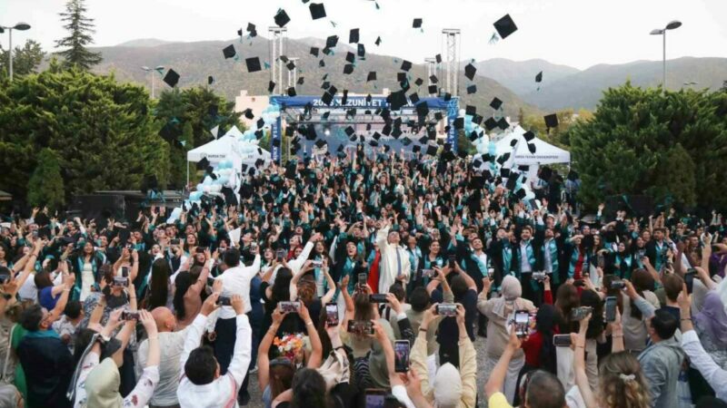BTÜ’de mezuniyet sevinci ve 15. yıl gururu bir arada Bursa Teknik Üniversitesi (BTÜ) 2024-2025 Akademik Yılı Mezuniyet Töreni, coşkulu