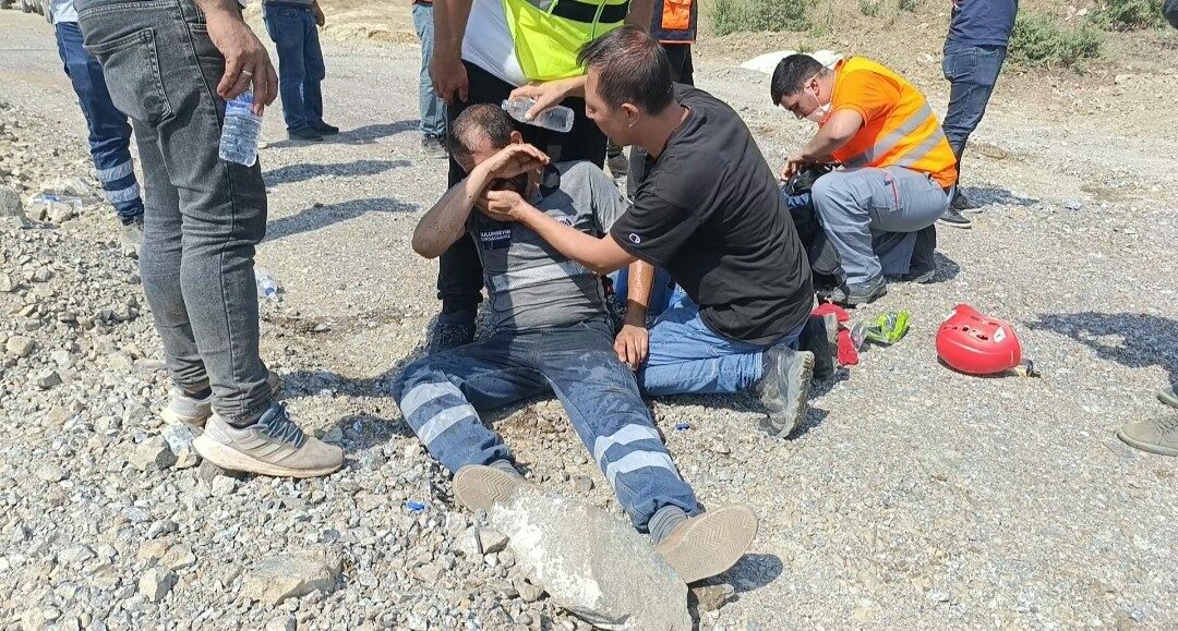 Bursa Harmancık’taki yangına müdahale ederken baygınlık geçirdi Bursa Harmancık’taki yangına müdahale ederken baygınlık geçirdi