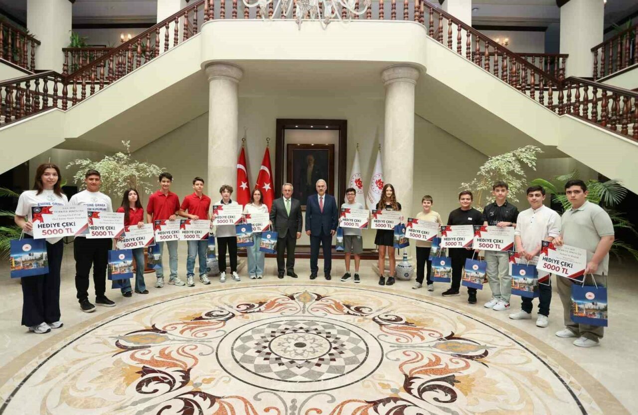 Bursa Valiliği LGS şampiyonlarını ödüllendirdi Bursa Valiliği LGS şampiyonlarını ödüllendirdi