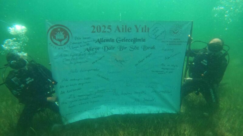Bursa'nın Mudanya ilçesinde 2025 Aile Yılı kapsamında su altında pankart