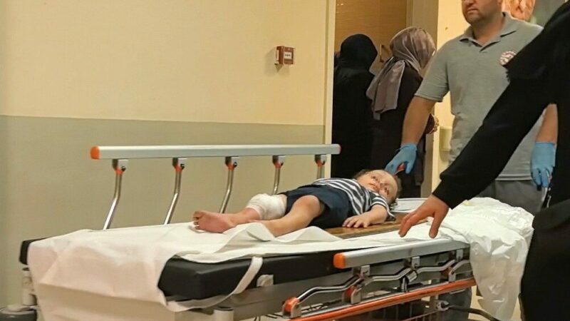 Bursa’da feci kaza: Küçük çocuk 3.kattan düştü… Bursa’nın İnegöl ilçesinde 3. kattaki evin penceresinden düşen 2 yaşındaki