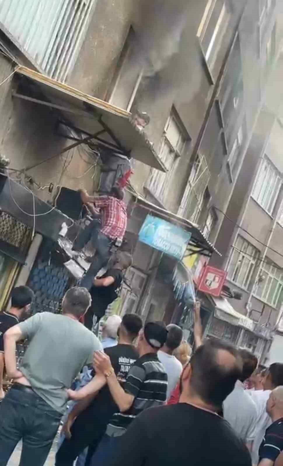 Bursa’da alevlerin arasında kalan kadını mahalleli kurtardı