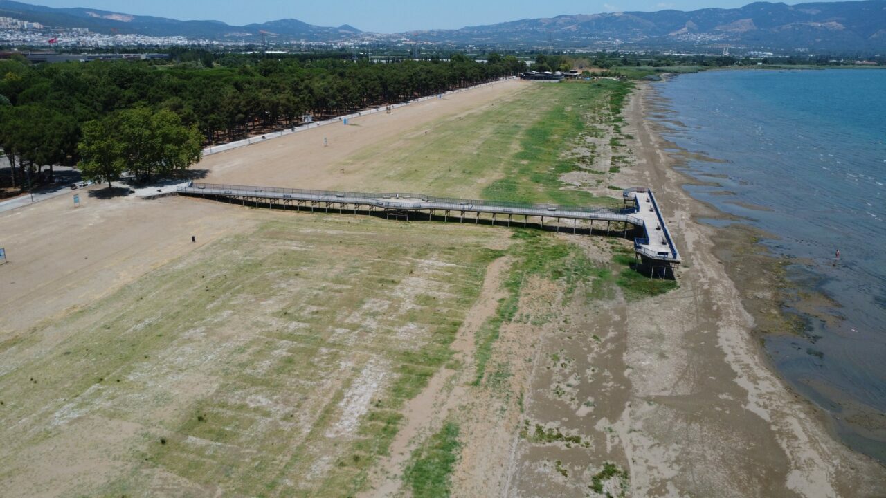 Bursa’da bir dönem deniz otobüsünün yanaştığı iskele karada kaldı