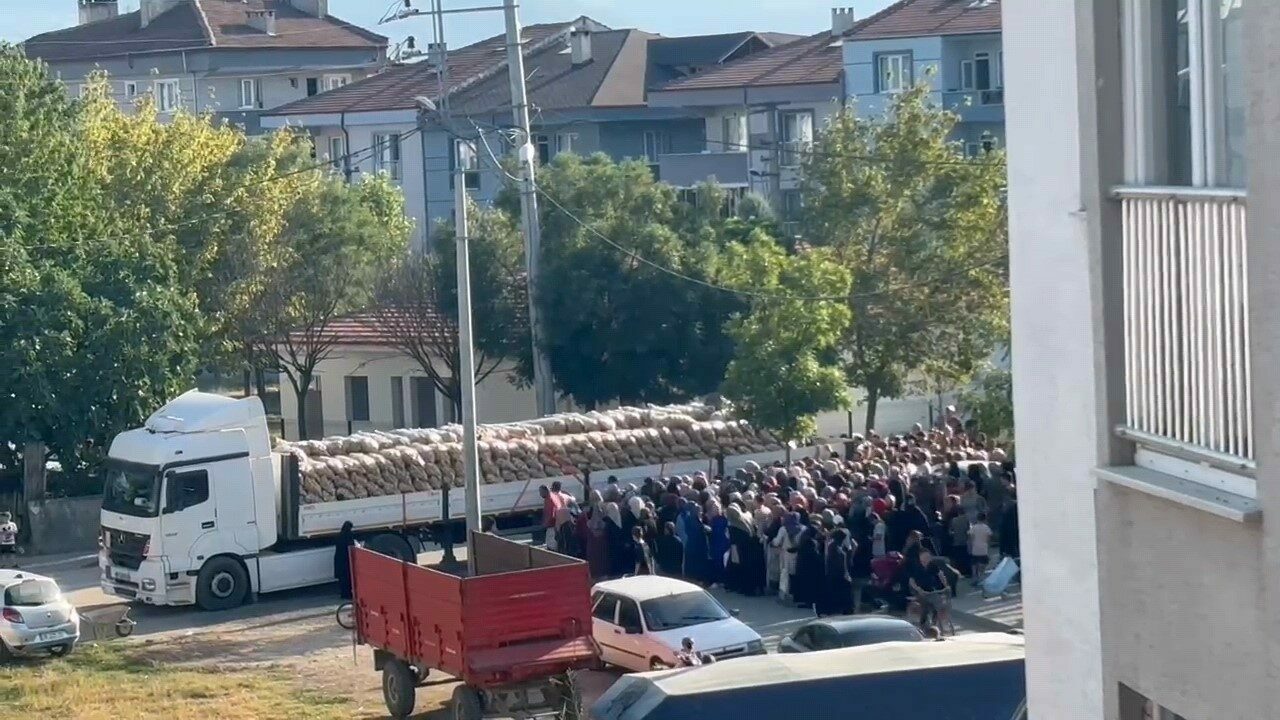 Bursa’da bir hayırsever tır dolusu patatesi ücretsiz dağıttı