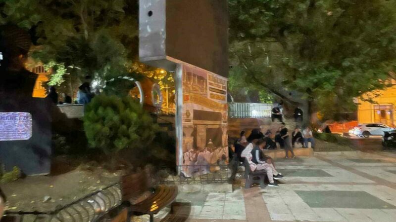 Bursa’da deprem korkusuyla geceyi sokakta geçirdiler Bursa’nın Gemlik ilçesi merkezli meydana gelen art arda depremler vatandaşlara