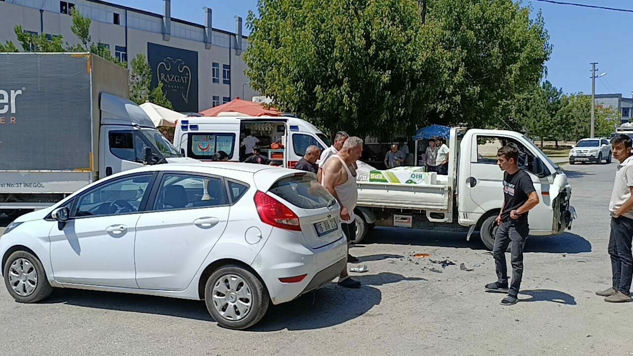 Bursa’da feci kaza! Ölümden döndüler Bursa’da feci kaza! Ölümden döndüler