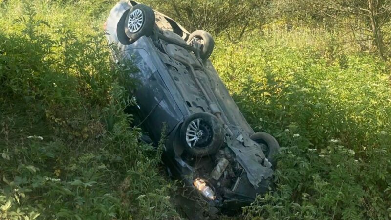 Bursa’da feci kaza Bursa'nın İnegöl ilçesinde sağ ön lastiği patlayan otomobilin şarampole yuvarlandığı