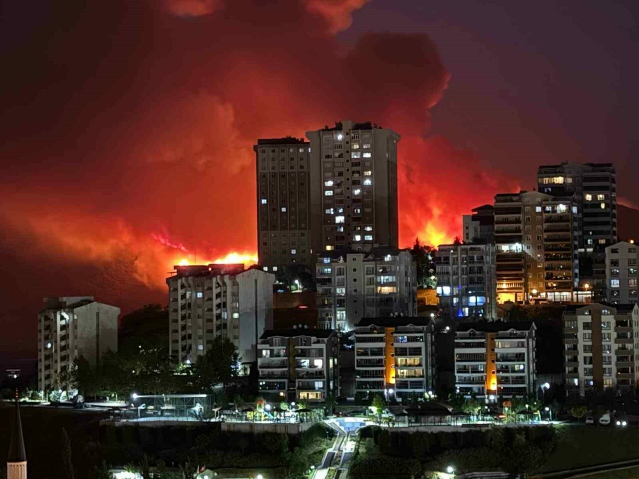 Bursa’da gece kızıla döndü Bursa’da gece kızıla döndü