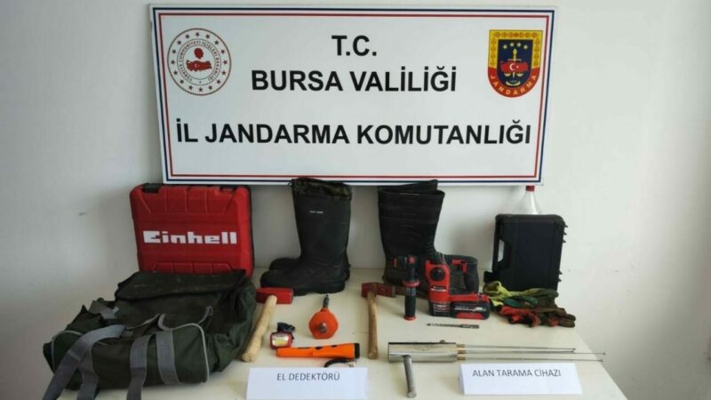 Bursa’da kaçak kazıya suçüstü Bursa’nın İnegöl ilçesinde eski kilise bölgesinde kaçak kazı yapan 2