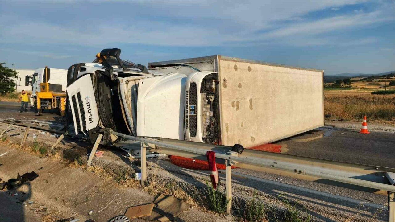 Bursa’da kamyon devrildi