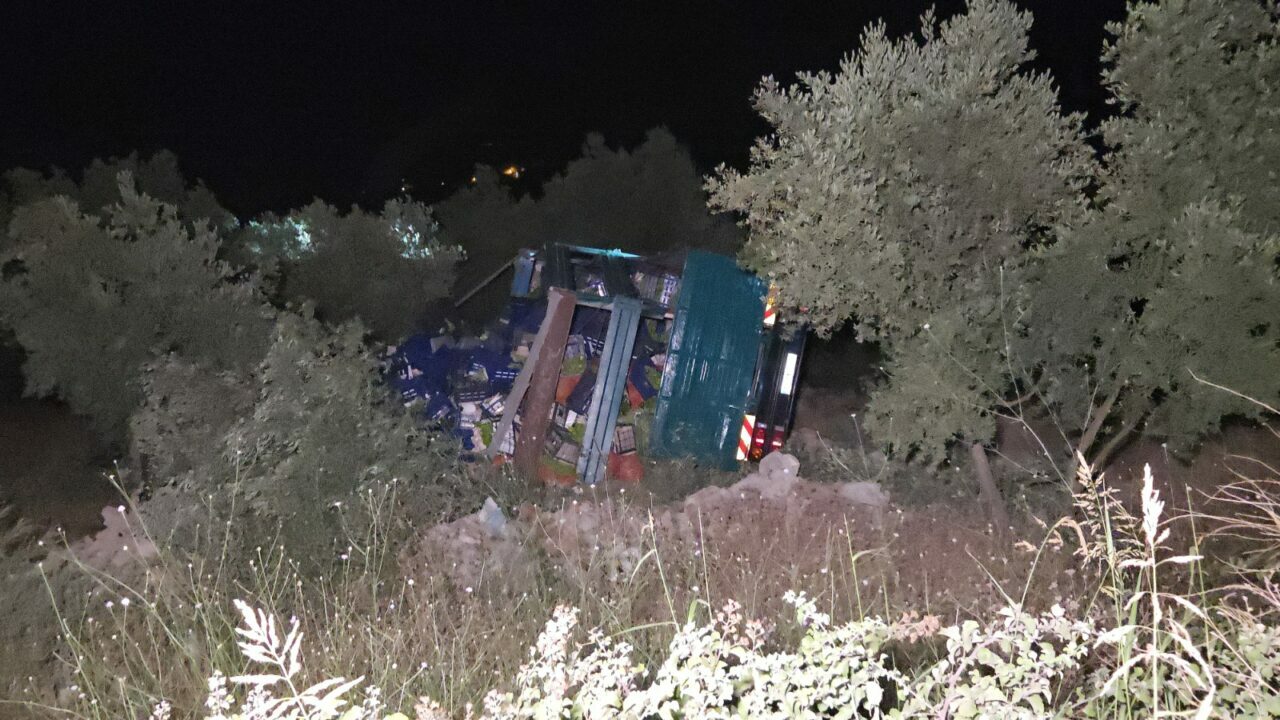 Bursa’da kamyon devrildi