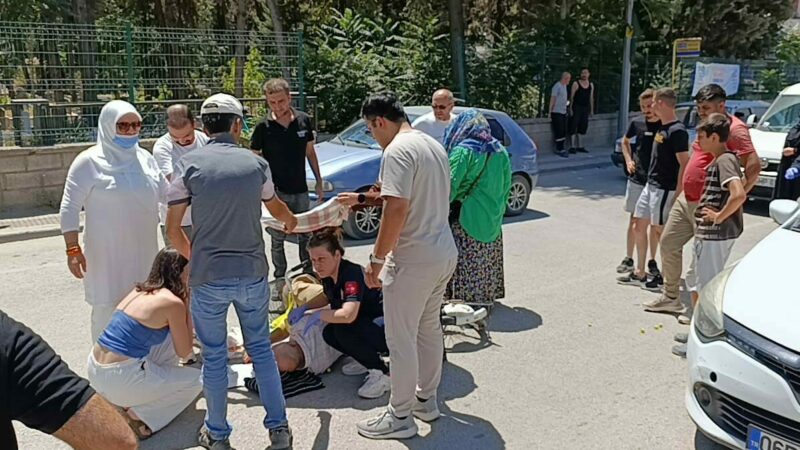 Bursa’da kaza sonrası güneşten böyle korudular Bursa’nın İnegöl ilçesinde meydana gelen kazada otomobilin çarptığı bisikletli yaralandı.