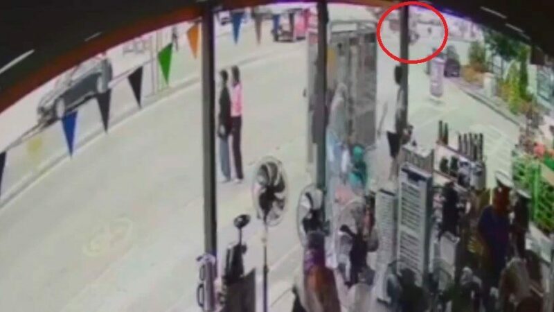 Bursa’nın Gürsu ilçesinde sürücüsünün kontrolünden çıkan motosiklet, yaya geçidinde Tamara