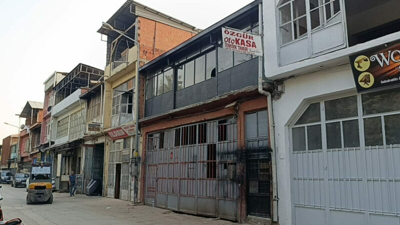Bursa’da korkunç olay Bursa’nın İnegöl ilçesinde bir işyerinin çatısında güvercinleri beslemek isteyen Okan