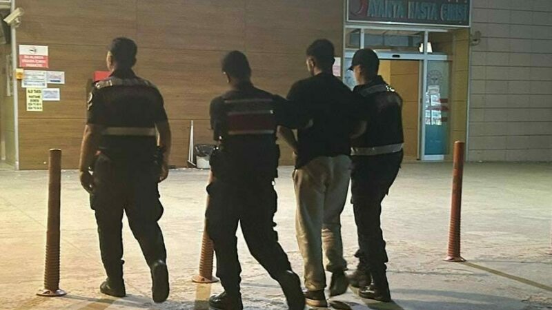 Bursa’da nefes kesen anlar! Zehir taciri daha fazla kaçamadı Bursa’nın İnegöl ilçesinde Jandarma komutanlığı ekipleri uyuşturucu satıcısını kovalamaca sonucu