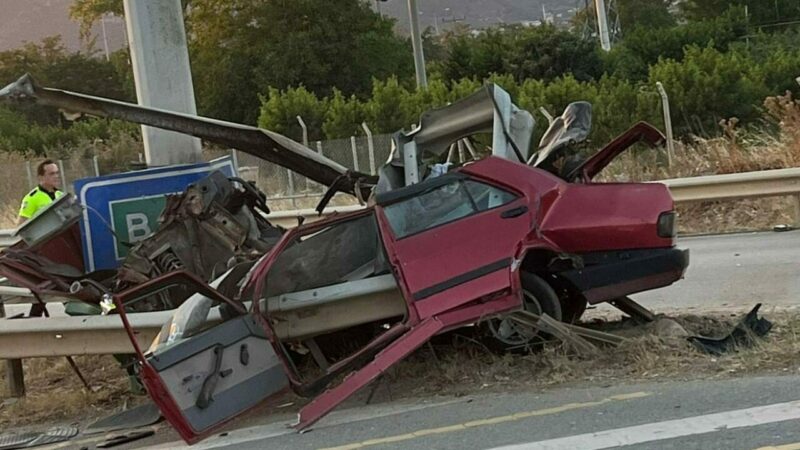 Bursa'nın Kestel ilçesinde bariyerlere çarpan otomobilin sürücüsü hayatını kaybetti.