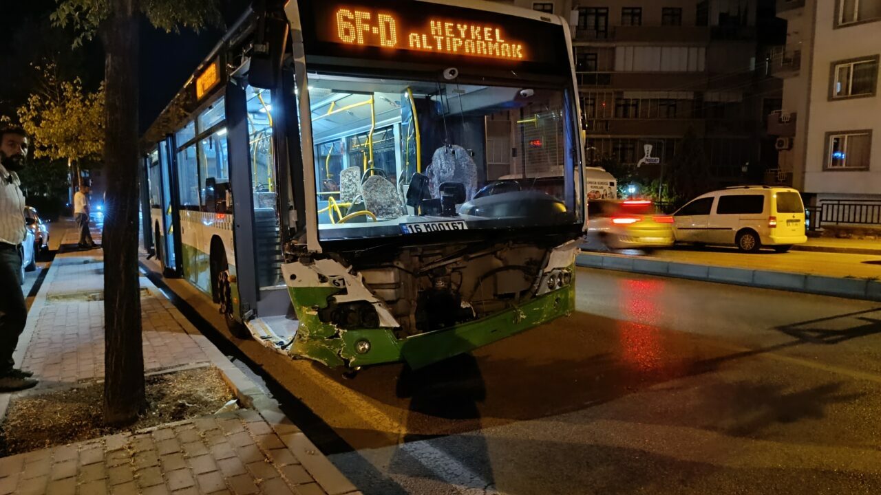 Bursa’da otomobil ile halk otobüsü çarpıştı! Yaralılar var Bursa’da otomobil ile halk otobüsü çarpıştı! Yaralılar var