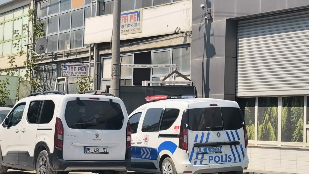 Bursa’da pencereyi beğenmedi, işyerini kurşunladı Bursa’da pencereyi beğenmedi, işyerini kurşunladı