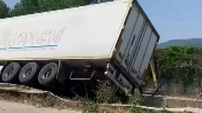 Bursa’da TIR devrildi