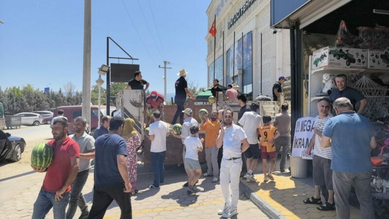 Bursa’da vatandaşlar buraya akın etti: Ücretsiz dağıtıldı… Bursa'nın İnegöl ilçesinde bir mağaza, müşterilerine ücretsiz karpuz dağıttı. Kamyon