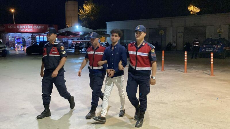 Bursa’da yol kenarında uyuşturucu satarken yakalandı Bursa’nın İnegöl ilçesinde, yol kenarında uyuşturucu satışı yapan Suriye uyruklu