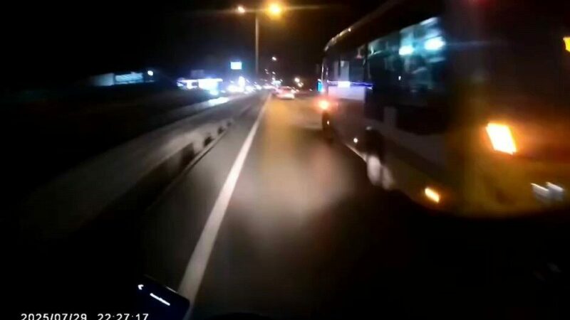 Bursa’da yol verme tartışması Bursa’nın İnegöl ilçesinde sollama yapan bir motosiklet sürücüsü, özel halk
