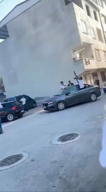 Bursa’da yürekler ağza geldi: Uzun namlulu silahlarla kutlama… Bursa’da yürekler ağza geldi: Uzun namlulu silahlarla kutlama…