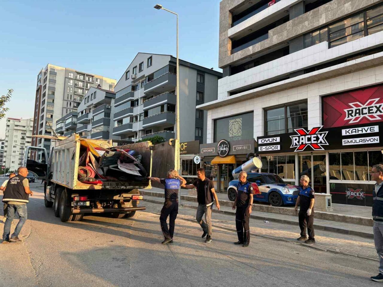 Bursa’da zabıta operasyonu: Hepsini topladılar… Bursa’da zabıta operasyonu: Hepsini topladılar…