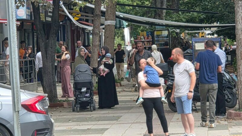 Bursa'nın Gemlik ilçesinde 3.9 büyüklüğünde meydana gelen deprem sonrası panik