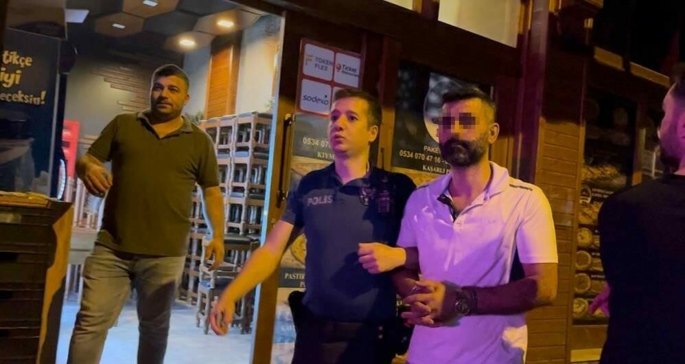 Bursa’nın göbeğinde hareketli gece: Polise bıçakla saldırdı, silahla vuruldu