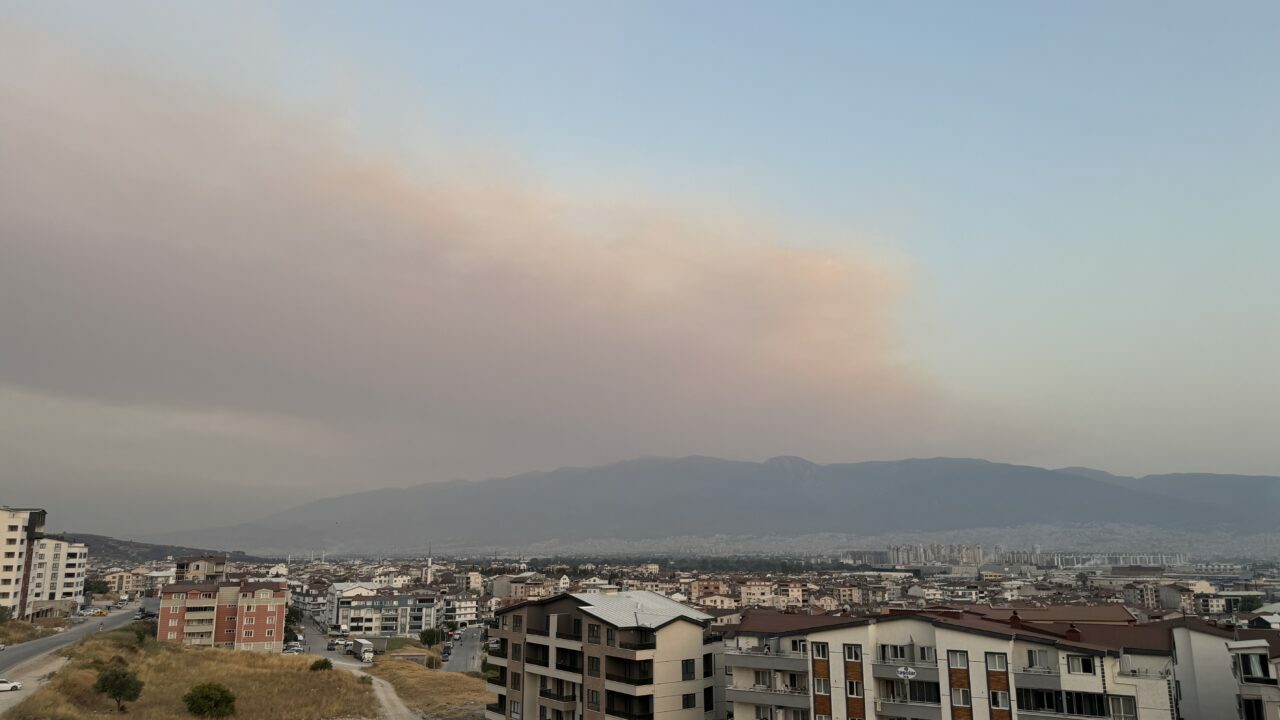 Bursa’nın Orhaneli-Harmancık hattındaki orman yangınının dumanı kent semalarına ulaştı