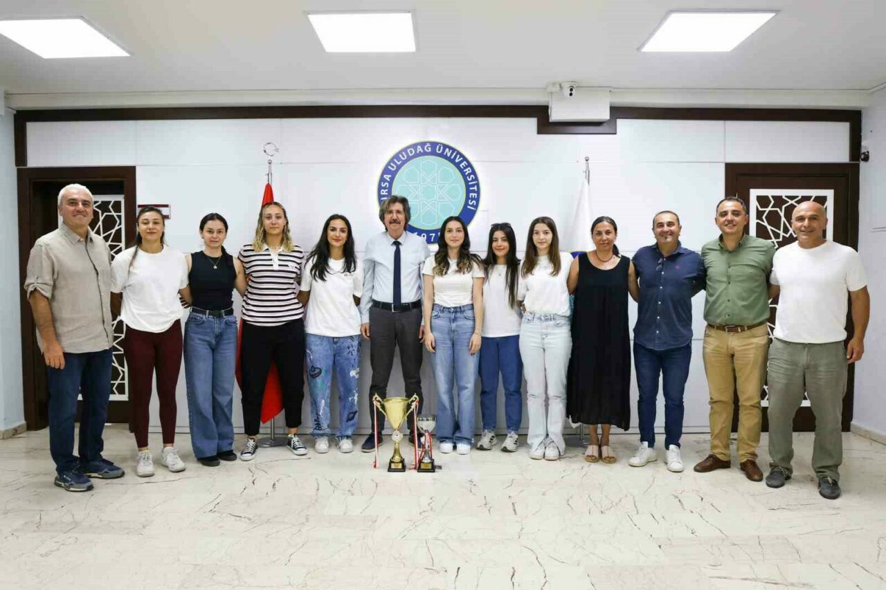 BUÜ Kadın Hentbol Takımından çifte şampiyonluk