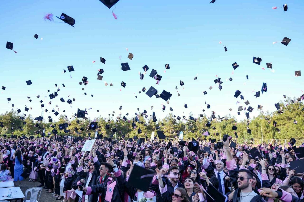 BUÜ’de bu yıl mezun sayısı 6 bini buldu BUÜ’de bu yıl mezun sayısı 6 bini buldu