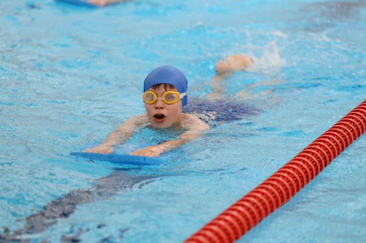 Büyükşehir Yaz Okulları’nda minik yüzücülerin sertifika heyecanı Büyükşehir Yaz Okulları’nda minik yüzücülerin sertifika heyecanı