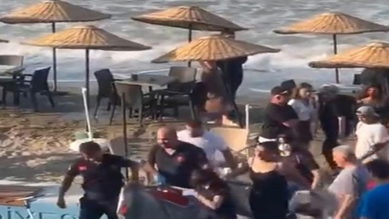 Bursa’nın Mudanya ilçesinde fırtınalı havada serinlemek için denize giren 10