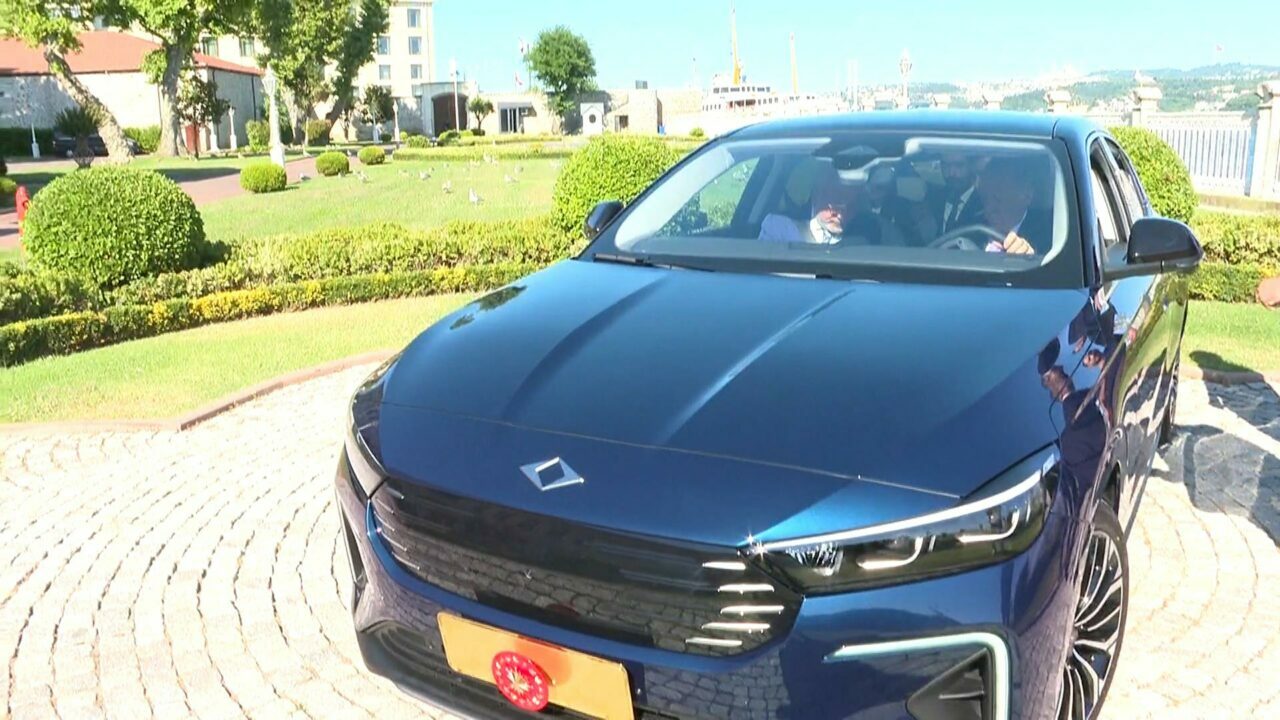Cumhurbaşkanı Erdoğan, Togg’un yeni modelini kullandı