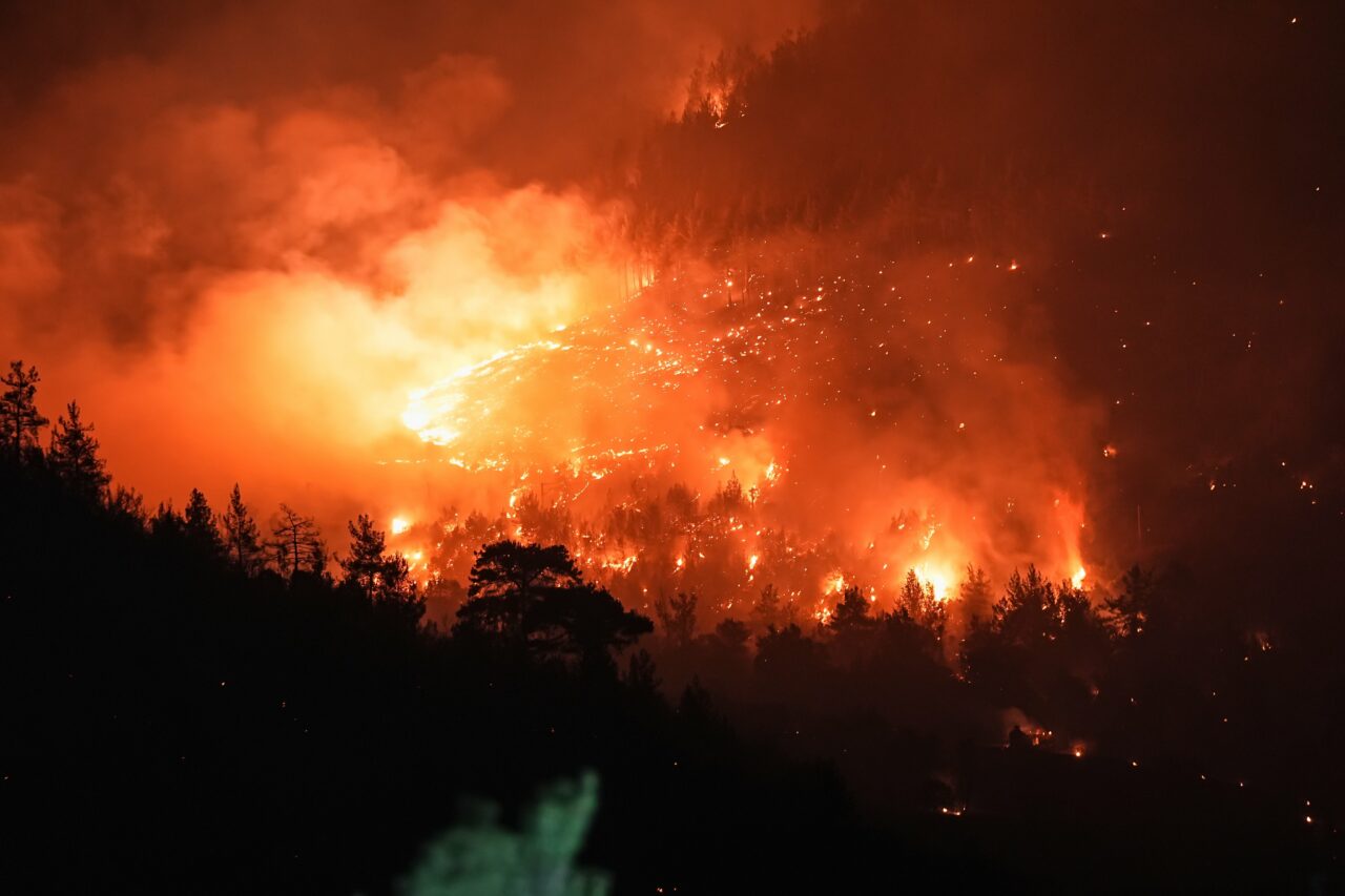 Bursa-Balıkesir sınırında orman yangını: İki mahalle tahliye edildi Bursa-Balıkesir sınırında orman yangını: İki mahalle tahliye edildi