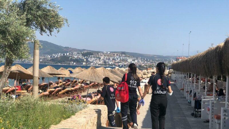 Bursa’nın Mudanya ilçesinde güneşin altında serinlemek için denize giren 16