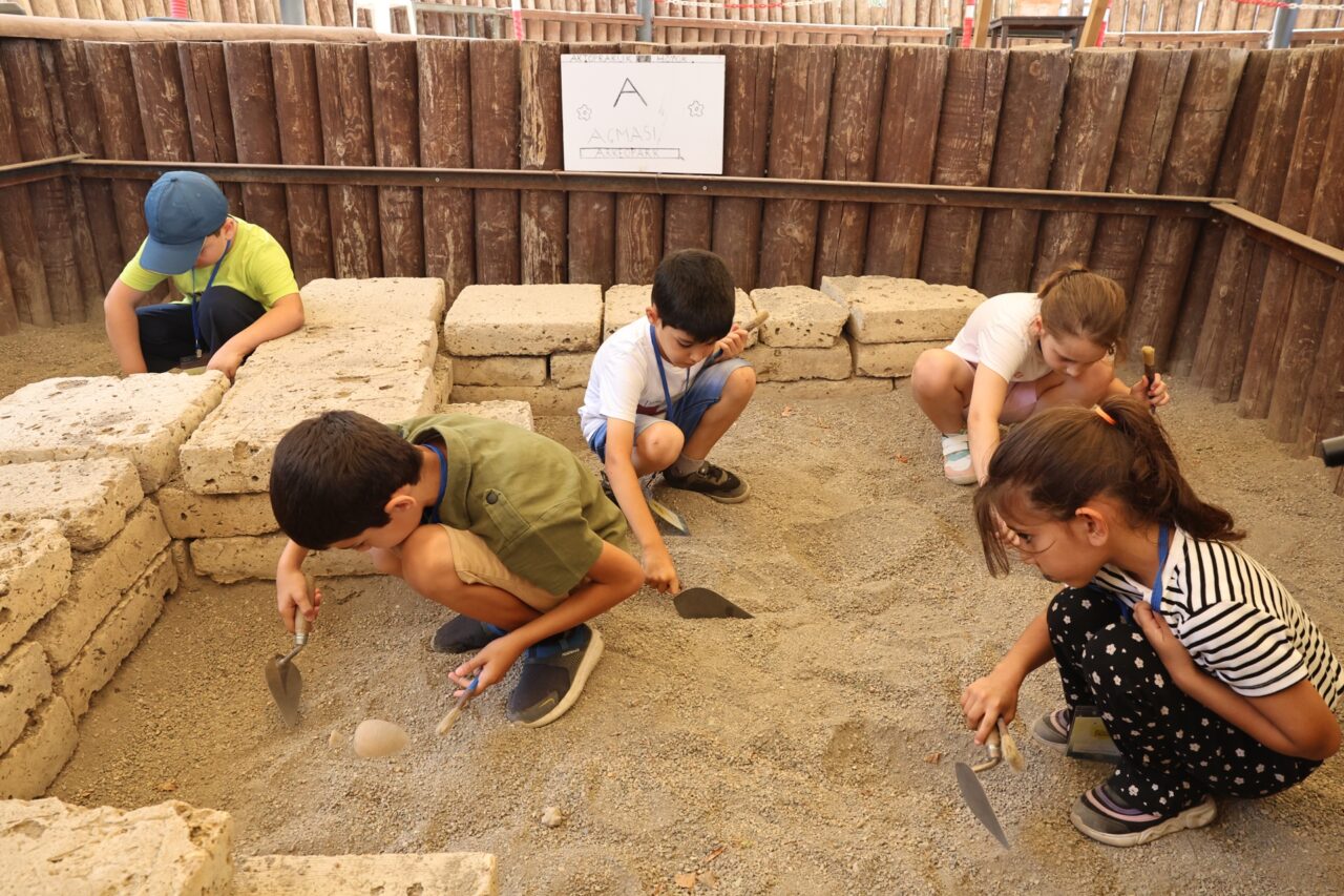 Bursa’da çocuklar arkeoloji ile tanışıyor Bursa’da çocuklar arkeoloji ile tanışıyor