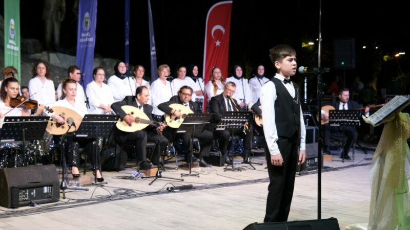 Bursa’da TSM Korosu’ndan kulakların pasını silen konser İnegöl Belediyesi Türk Sanat Müziği Korosu, heykelde düzenlenen konserde kulakların