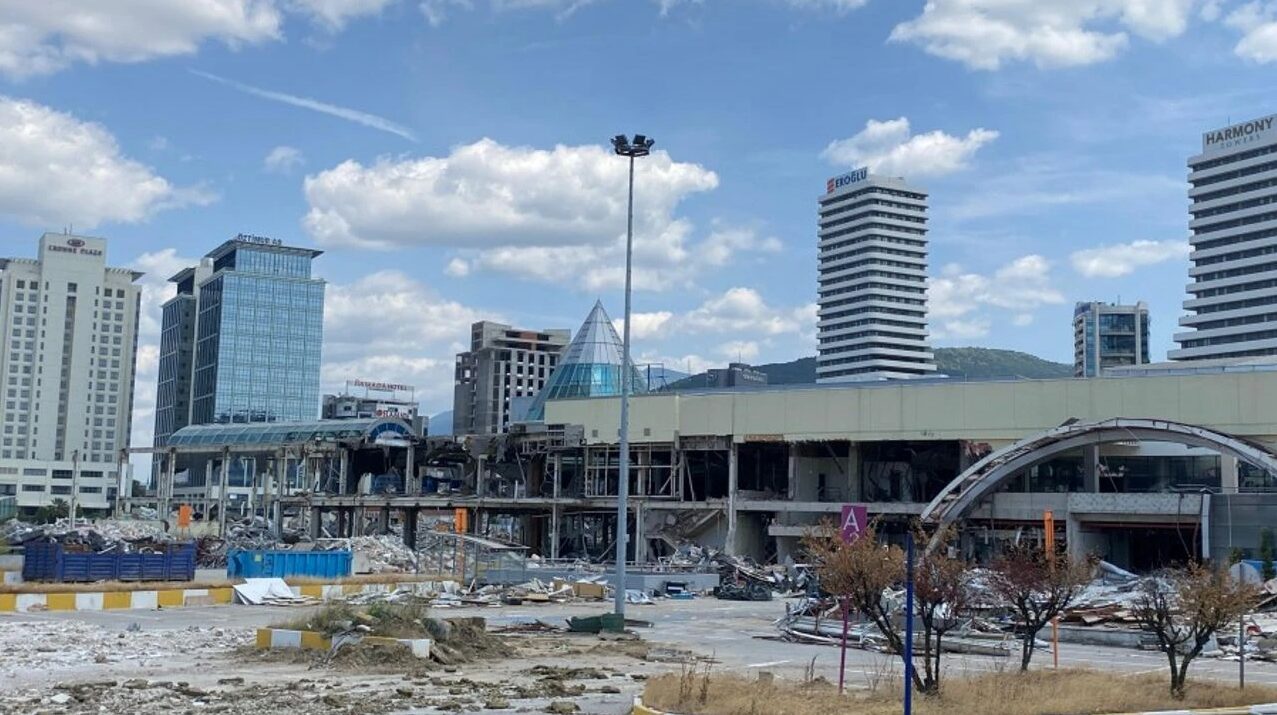 Bursa’da yıkılıp kalan büyük AVM’nin yeri ne olacak?