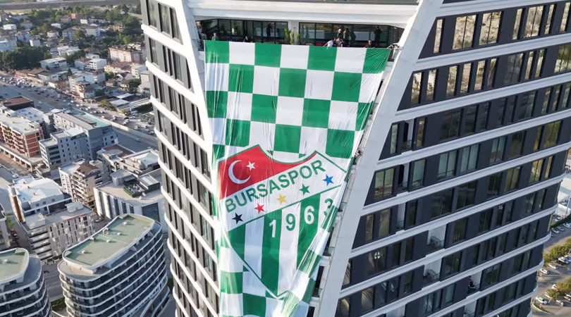 Dev Bursaspor bayrağı tüm Bursa’yı selamlıyor! Dev Bursaspor bayrağı tüm Bursa’yı selamlıyor!