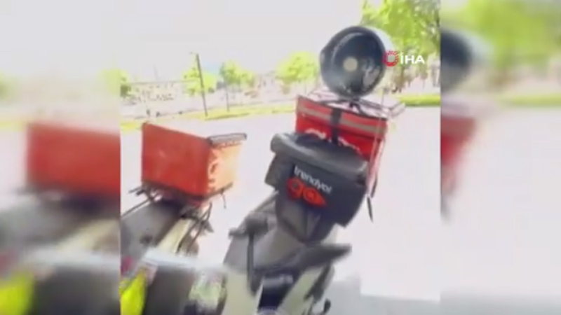 Bursa’da sıcaktan bunalan kurye çözümü böyle buldu Bursa’da sıcaktan bunalan kurye çözümü böyle buldu