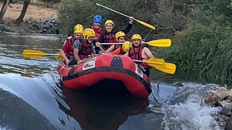 Orhaneli Kocasu Çayı'nda kurulan rafting parkuru, adrenalin tutkunlarına ev sahipliği
