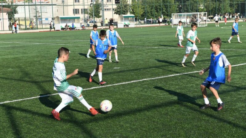 Bursa’da küçük kramponlar şampiyonluk için ter döktü Osmangazi Belediyesi’nin 8-10 yaş aralığındaki çocuklar için düzenlediği Yıldız Cup