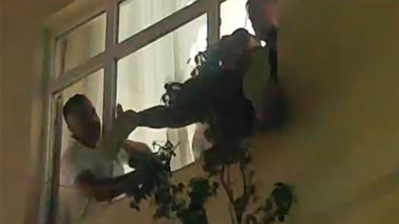 Bursa’da intihar girişimi: Dakikalarca camdan sarktı Bursa’da intihar girişimi: Dakikalarca camdan sarktı