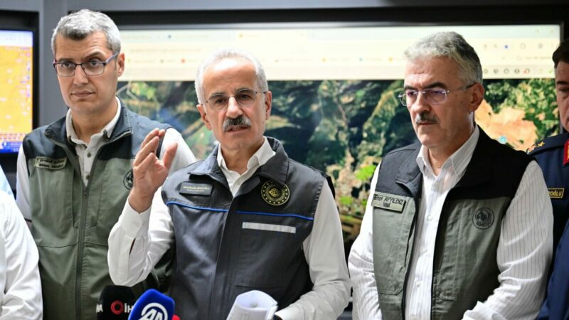 Bursa’daki orman yangınlarında son durum ne? Bakan Abdulkadir Uraloğlu’ndan açıklama Ulaştırma ve Altyapı Bakanı Abdulkadir Uraloğlu, Bursa'nın Gürsu ve Kestel