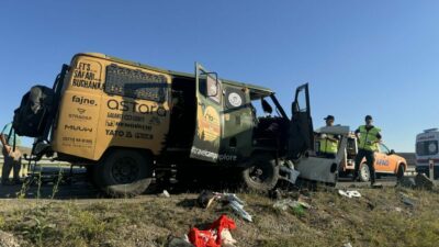 Hafif ticari araç ile minibüs çarpıştı: 2 ölü, 6 yaralı