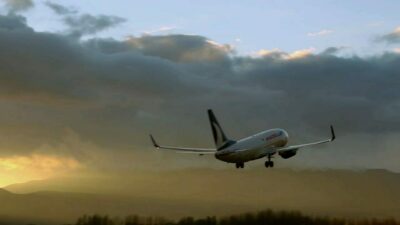 Havada panik: Yolcu uçağına yıldırım isabet etti